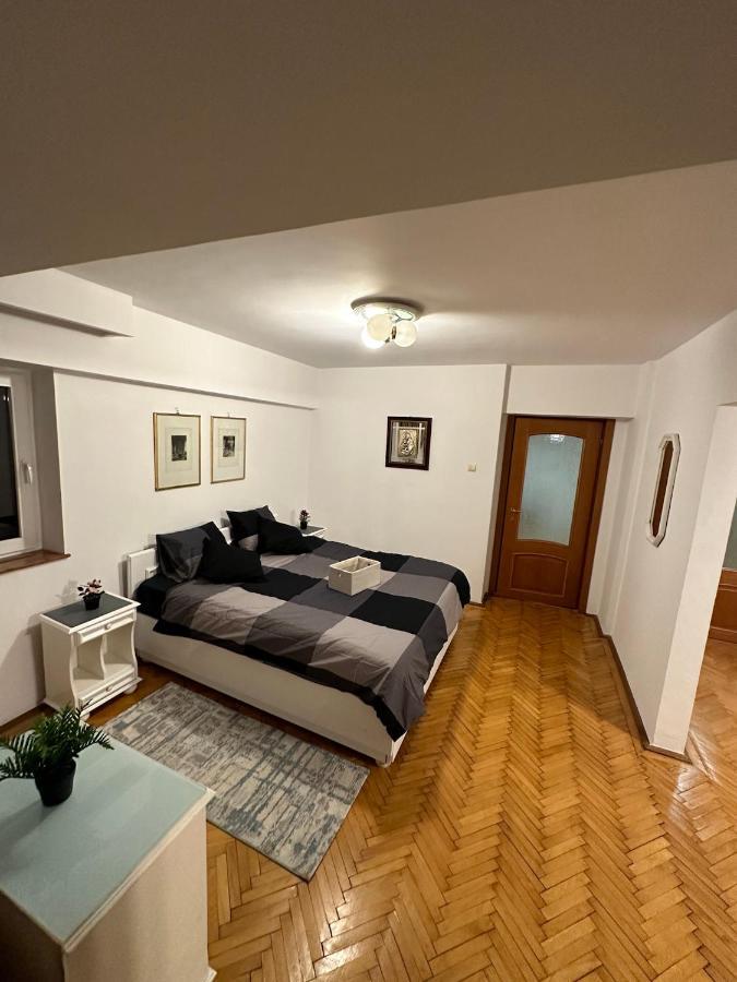 Unirii Lake Tribunal Bucharest Luaran gambar